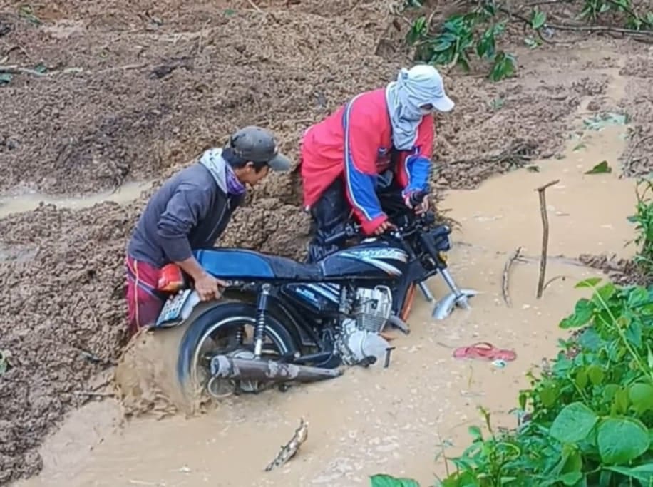 Putik bumara sa Farm-to-market road sa Bagumbayan, Sultan Kudarat