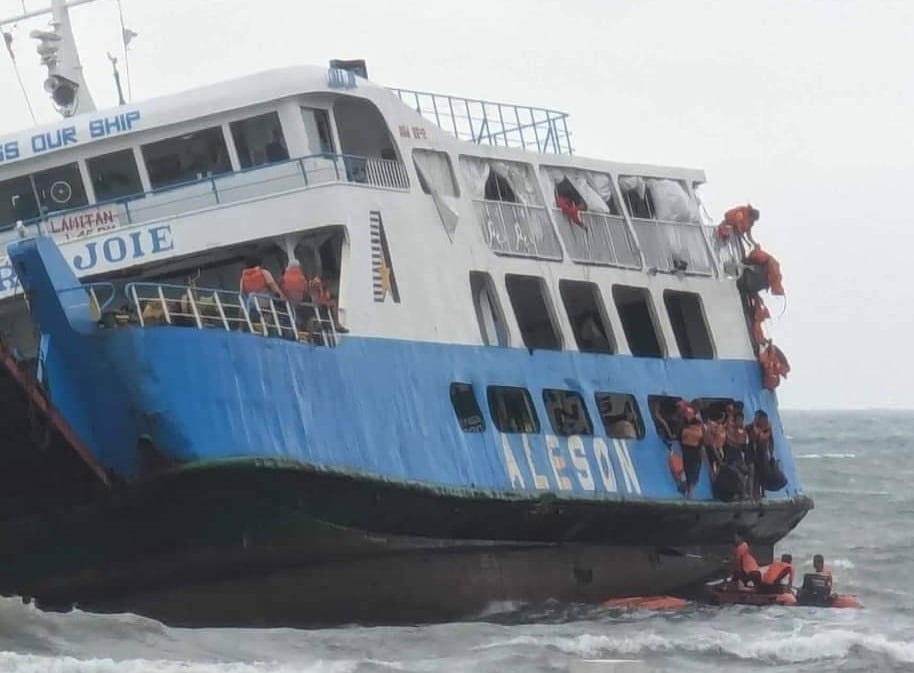 19 tripulante nasagip sa lumang barko na muntik malunod